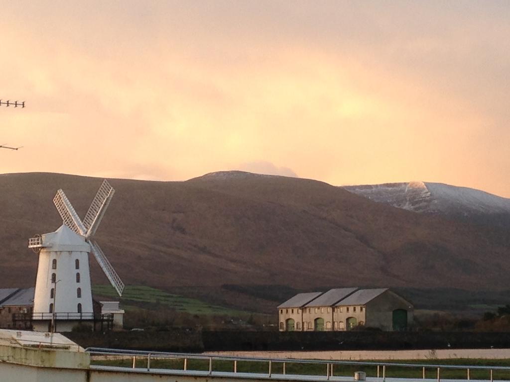 Castlemorris House Hotel ทราลี ภายนอก รูปภาพ